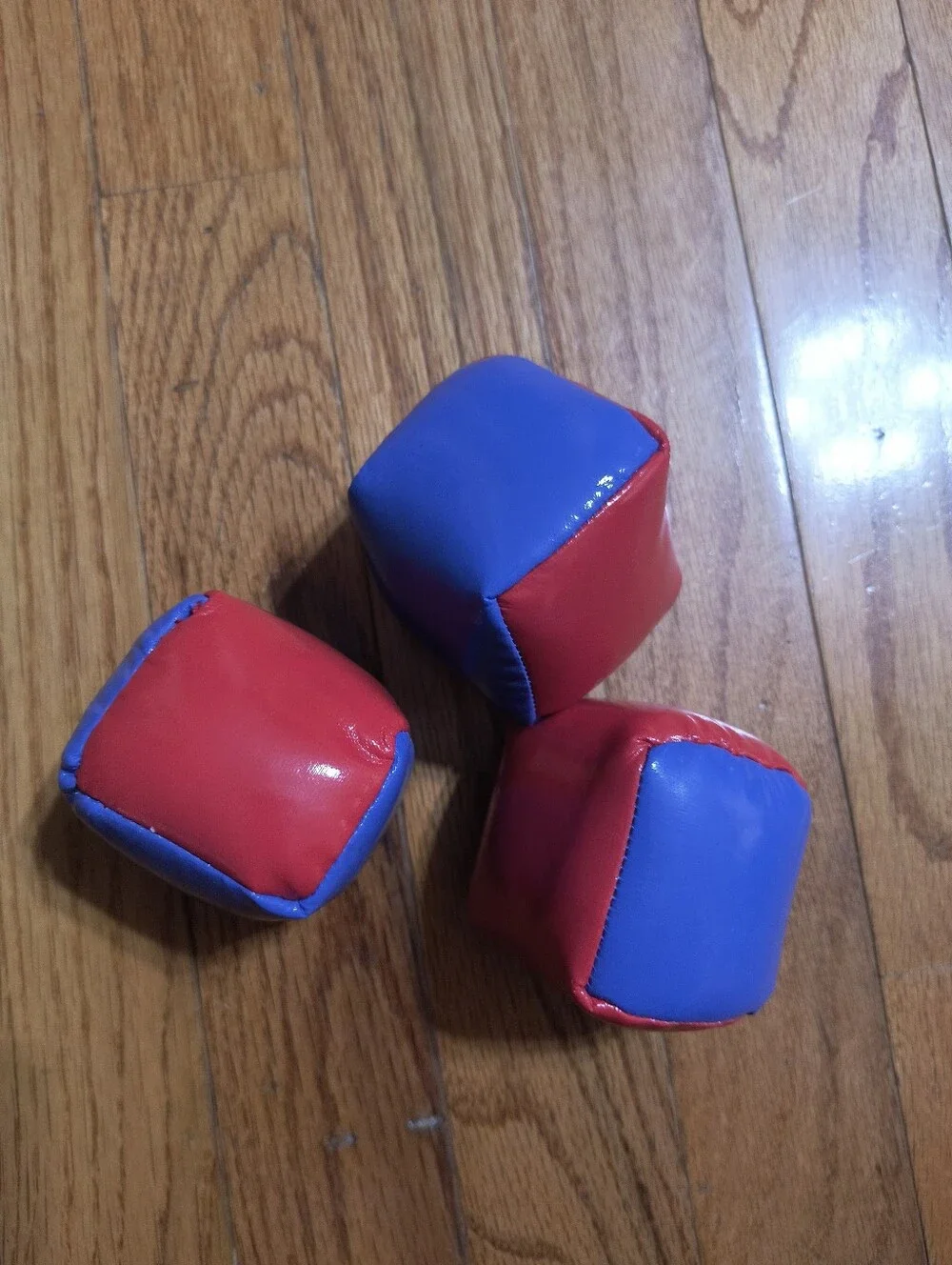 🔥BOGO Free🔥Set of 3 soft cube shaped juggling balls, 2x2
